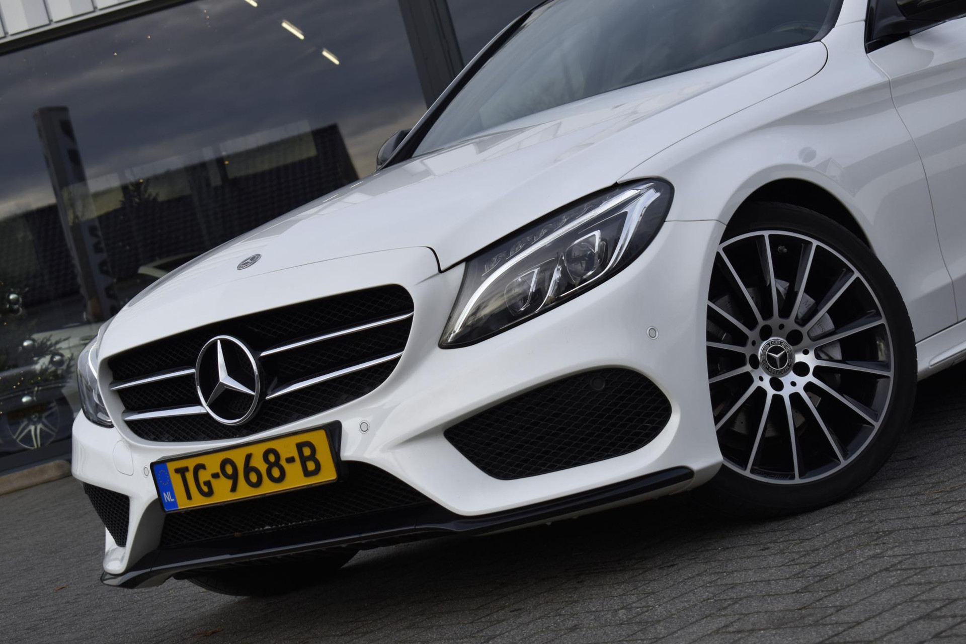 Mercedes-Benz C-Klasse 180 AMG NIGHT PANORAMADAK 19 inch 49930268-1.jpg | Maas Auto's