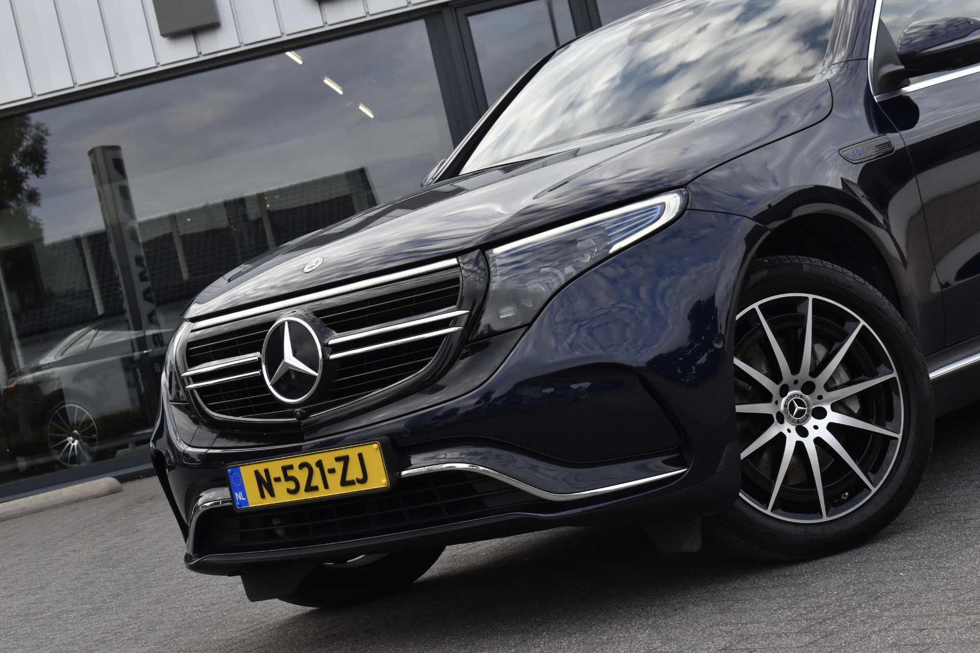 Mercedes-Benz EQC 400 4MATIC AMG Premium Plus 80 kWh INCL BTW 32617359-1.jpg | Maas Auto's
