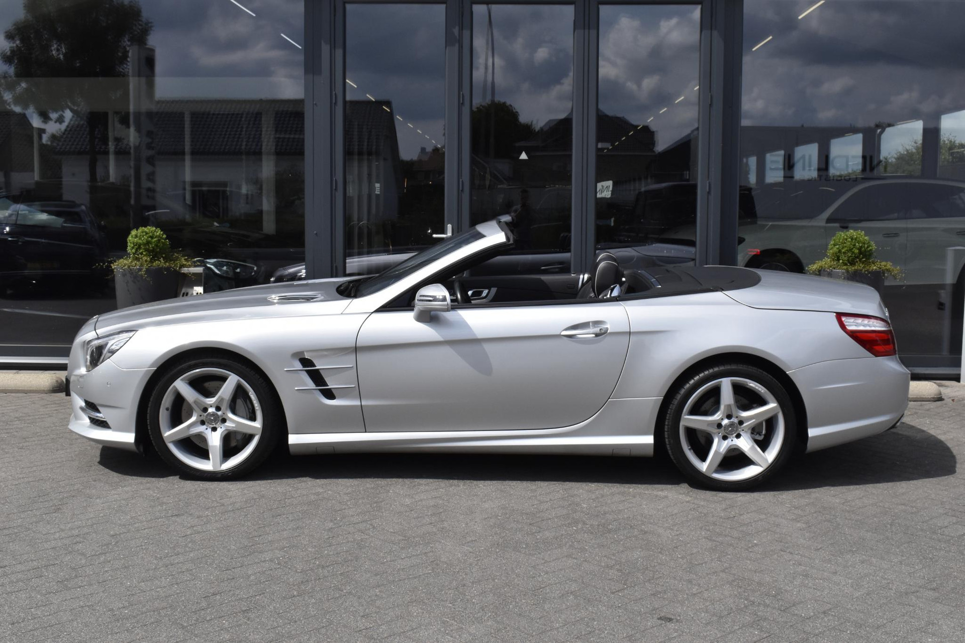 Mercedes-Benz SL-Klasse 500 AMG MAGIC SKY DISTRONIC 43601155-4.jpg | Maas Auto's
