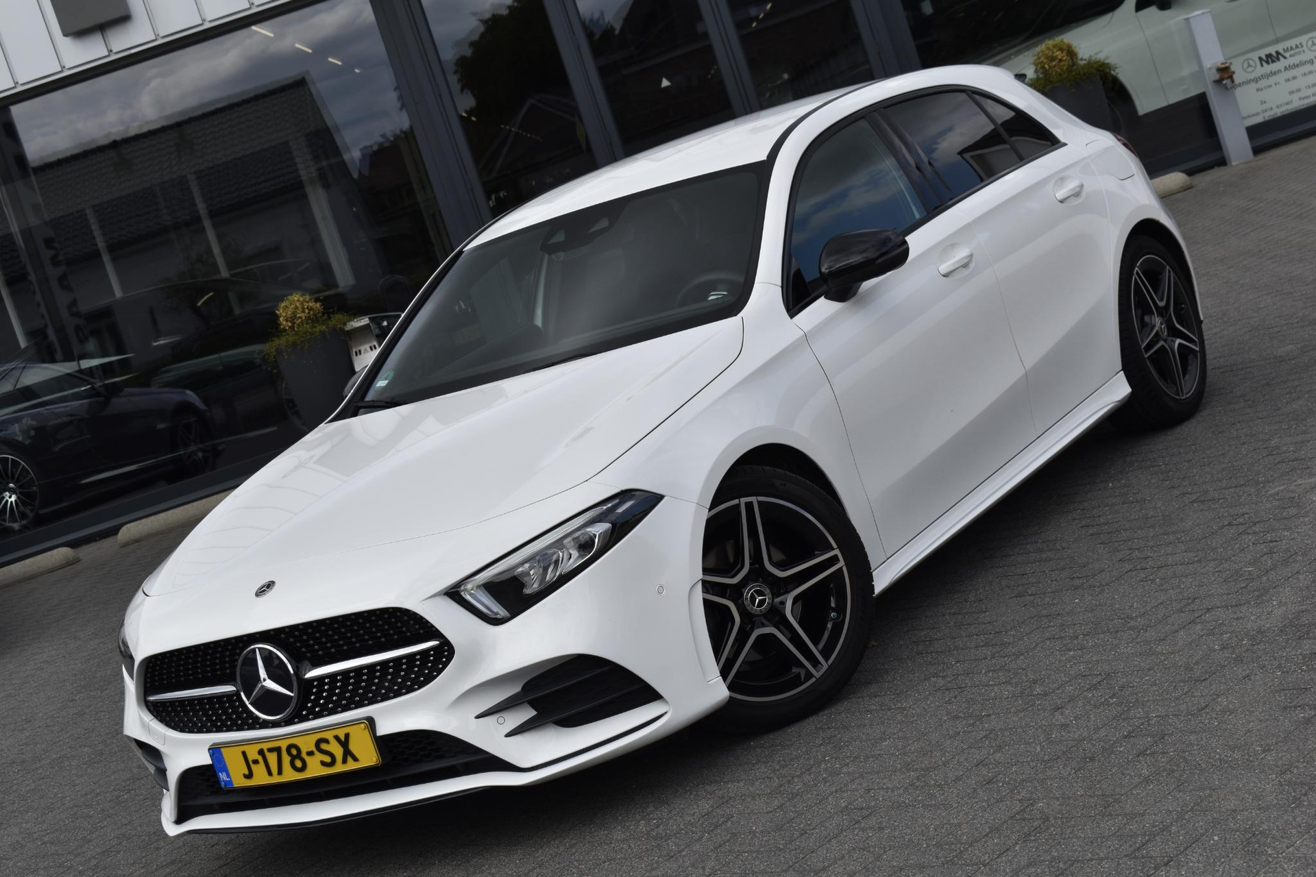 Mercedes-Benz A-Klasse 180 AMG Night-Pakket 47478875-2.jpg | Maas Auto's