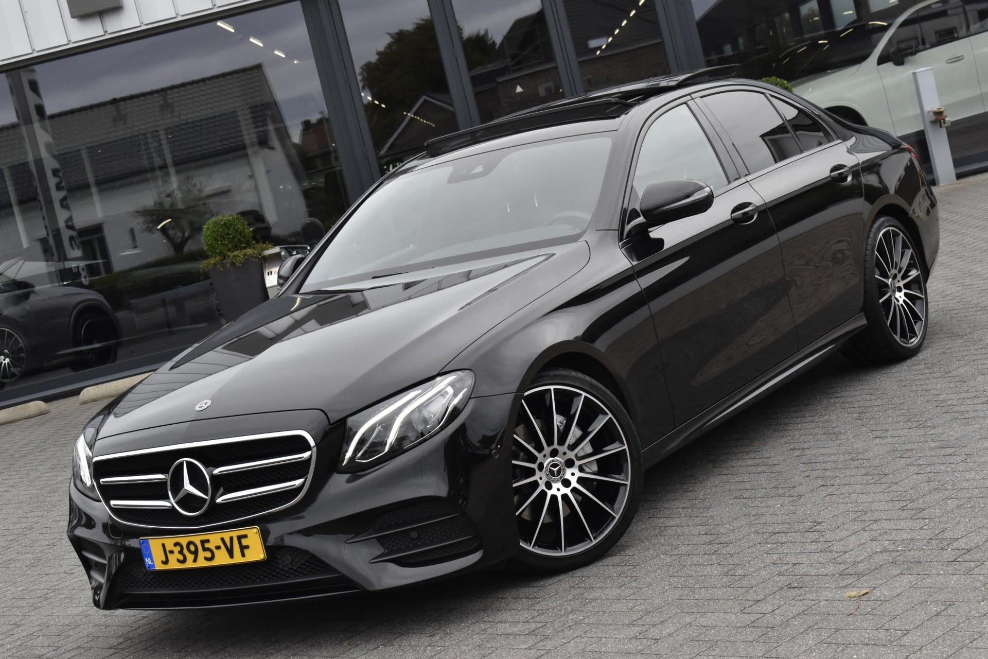 Mercedes-Benz E-Klasse 200 AMG-Line Premium Plus Pano 47760327-2.jpg | Maas Auto's