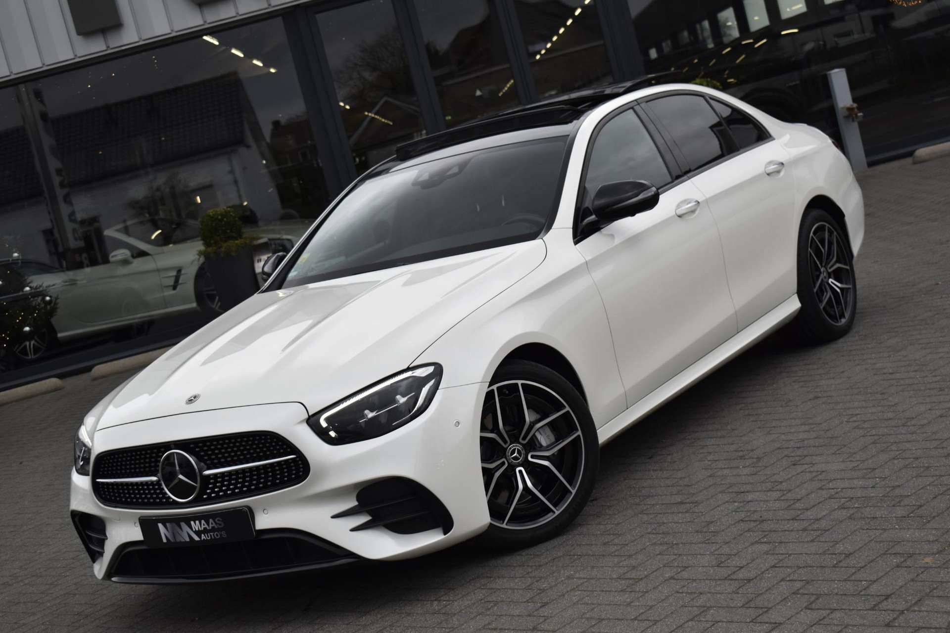 Mercedes-Benz E-Klasse 300 e Business Solution AMG BTW Pano 49929528-2.jpg | Maas Auto's