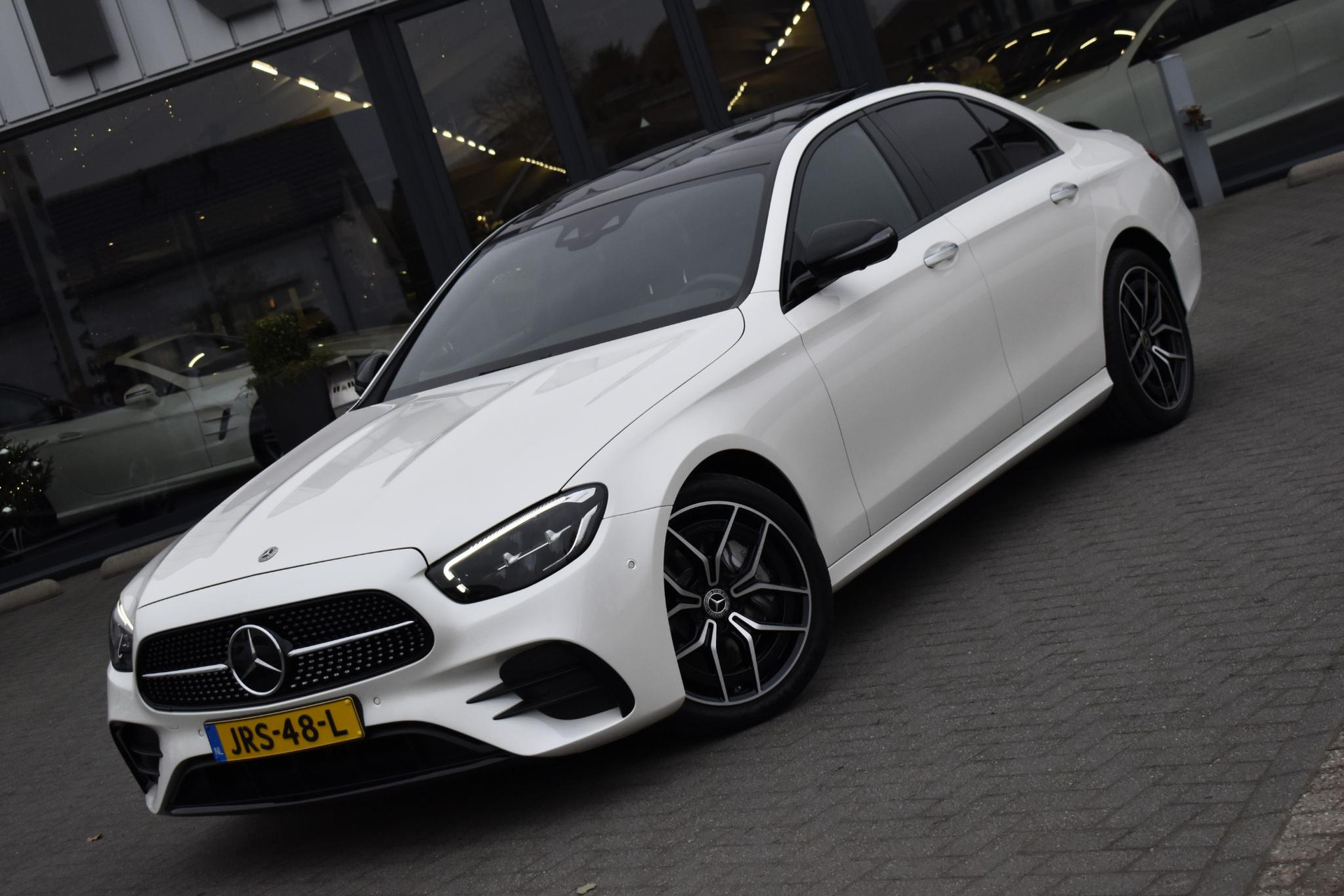 Mercedes-Benz E-Klasse 300 e Business Solution AMG BTW Pano 49929528-2.jpg | Maas Auto's
