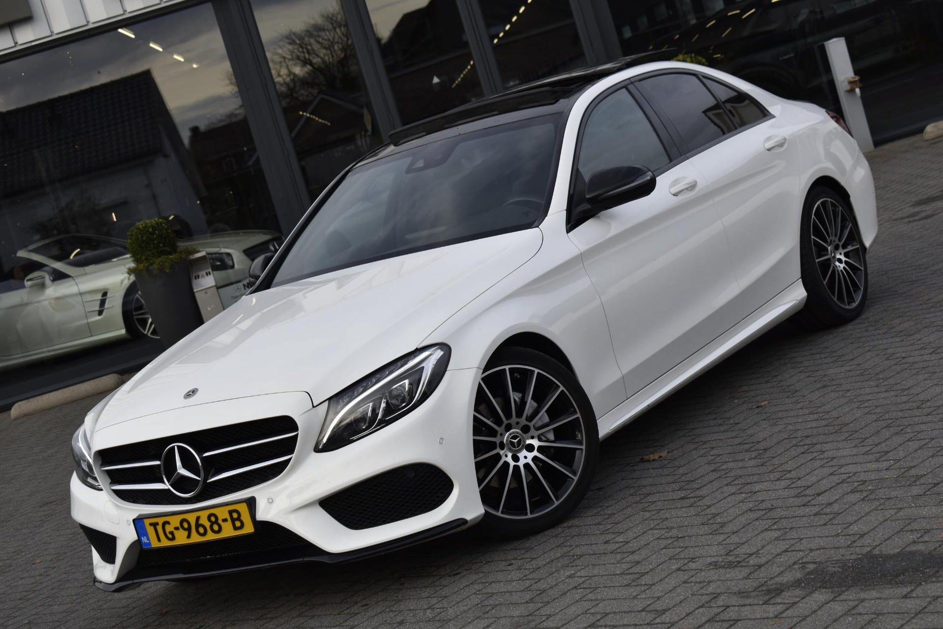 Mercedes-Benz C-Klasse 180 AMG NIGHT PANORAMADAK 19 inch 49930268-2.jpg | Maas Auto's