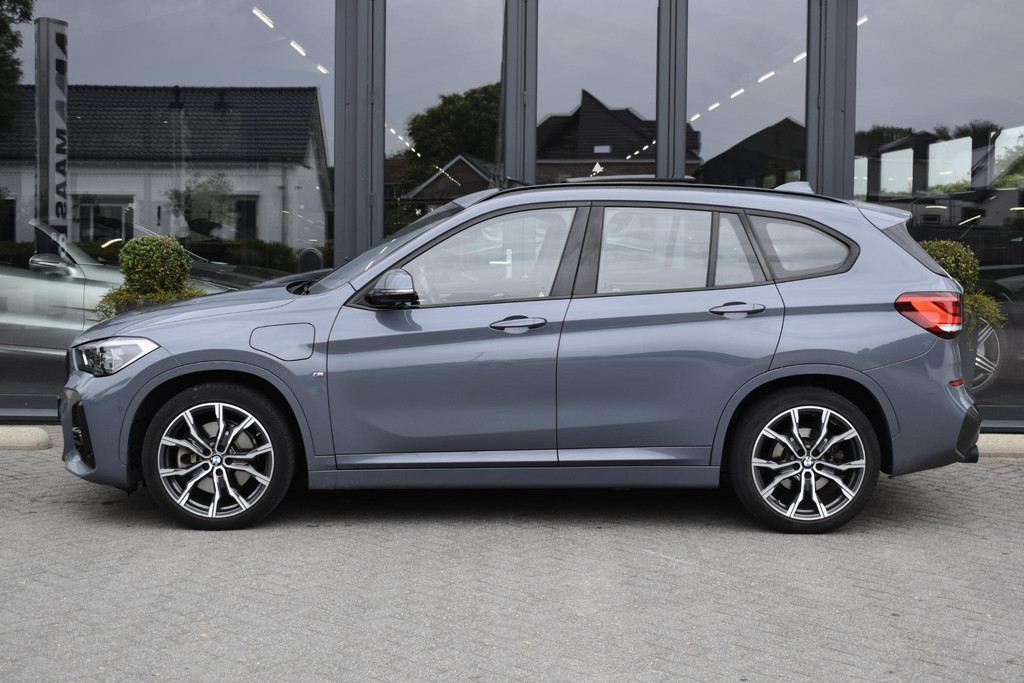 BMW X1 xDrive25e M-Pakket Pano Trekhaak 53218622-2.jpg | Maas Auto's