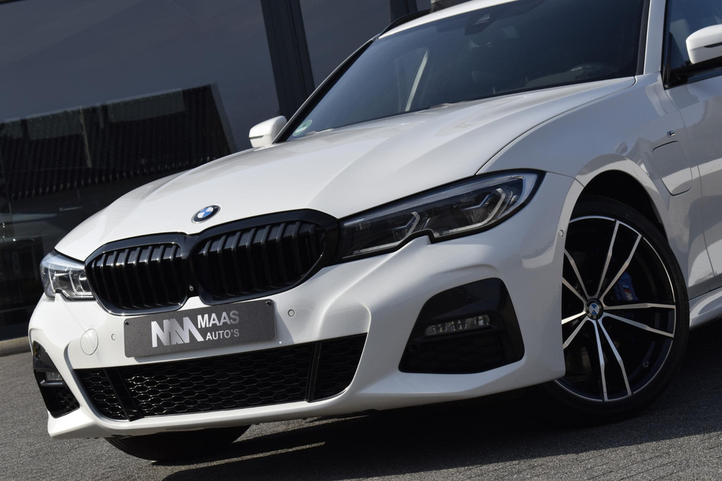 BMW 3 Serie Touring 330e High Executive M-pakket BTW Pano Head-up 55633464-1.jpg | Maas Auto's